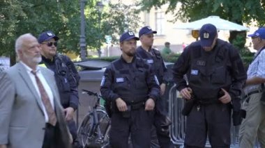 Helsinki, Finlandiya, çevik kuvvet polisi Trump ve Putin arasındaki toplantı karşı protestolar izleme Zirvesi.