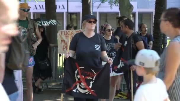 Miles de personas en las calles para protestar contra el triunfo y la cumbre de Putin en Helsinki, Finlandia . — Vídeos de Stock