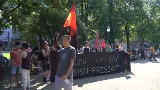 Miles de personas en las calles para protestar contra el triunfo y la cumbre de Putin en Helsinki, Finlandia . — Vídeos de Stock