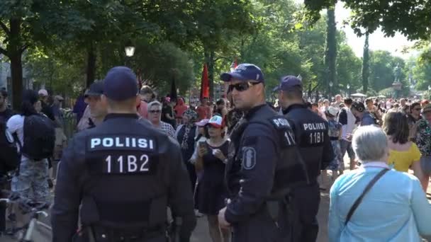 Policía antidisturbios monitorea protestas contra la reunión entre Trump y la cumbre de Putin en Helsinki, Finlandia . — Vídeos de Stock