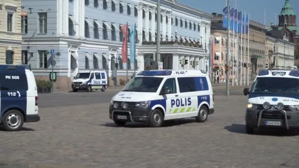 防暴警察对在芬兰赫尔辛基举行的王牌和普京峰会的抗议活动进行监测. — 图库视频影像