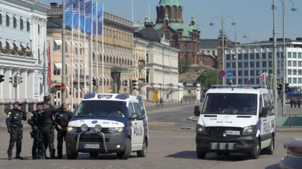 La police anti-émeute surveille les manifestations contre la rencontre entre Trump et le sommet de Poutine à Helsinki, Finlande . — Video