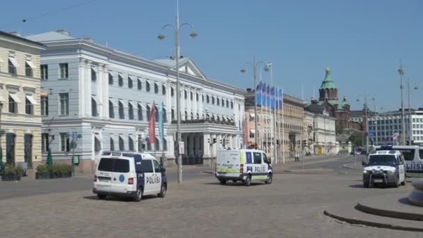 Policía antidisturbios monitorea protestas contra la reunión entre Trump y la cumbre de Putin en Helsinki, Finlandia . — Vídeo de stock