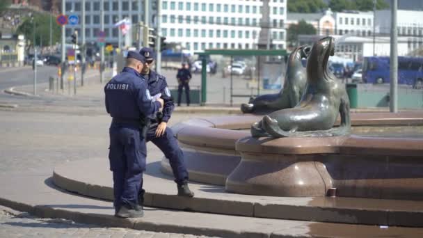 Policía antidisturbios monitorea protestas contra la reunión entre Trump y la cumbre de Putin en Helsinki, Finlandia . — Vídeo de stock