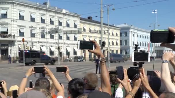 Αστυνομία ταραχής παρακολούθηση διαμαρτυρίες κατά τη συνάντηση μεταξύ Τραμπ και Πούτιν κορυφής στο Ελσίνκι, Φινλανδία. — Αρχείο Βίντεο
