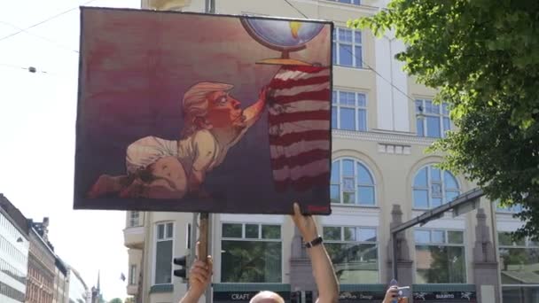 수천의 트럼프와 헬싱키, 핀란드에서 푸틴 정상 회담에 항의 하는 거리에 사람들이. — 비디오