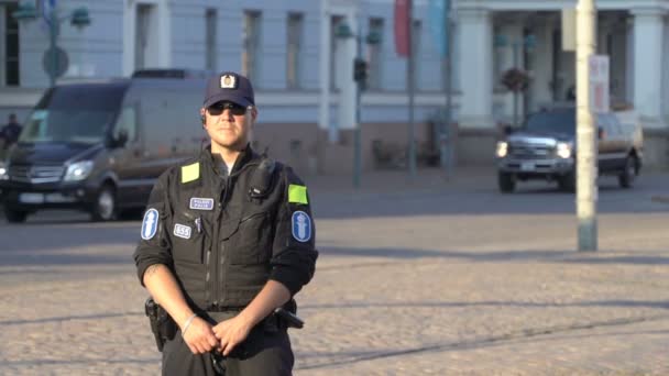 Kravallpolis övervakning protester mot mötet mellan Trump och Putin toppmötet i Helsingfors, Finland. — Stockvideo