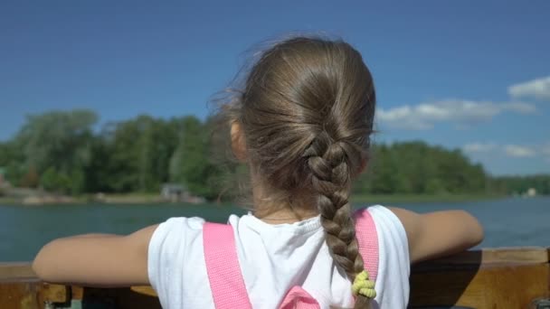 Meisje bewonderen van de kustlijn van aan boord van een boot — Stockvideo