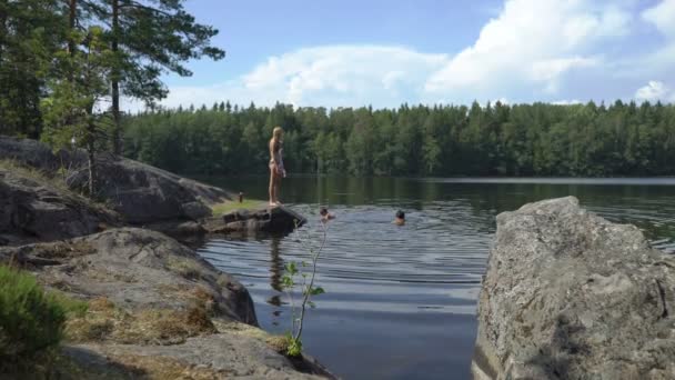 在芬兰的一个森林湖泊中的家庭游泳 — 图库视频影像