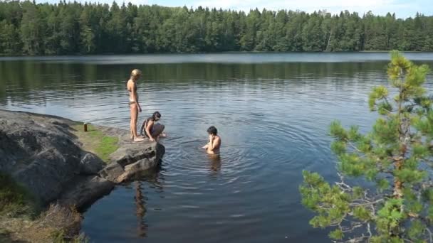 Rodziny, pływanie w lake forest w Finlandii — Wideo stockowe