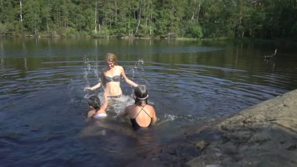 Nager en famille dans un lac forestier en Finlande — Video