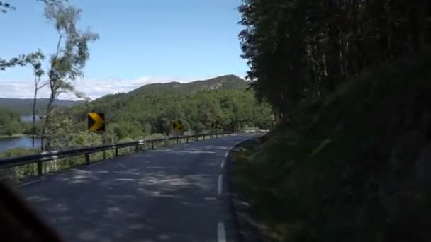 Guidare un'auto su una strada in Norvegia — Video Stock
