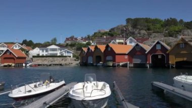 Geleneksel kırsal kırmızı ahşap Norveç garajlar için tekne deniz kenarı Kuzey Denizi, Norveç.