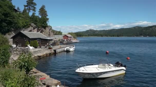 Cottages Boathouse e barche sulle rive sulla costa meridionale della Norvegia — Video Stock