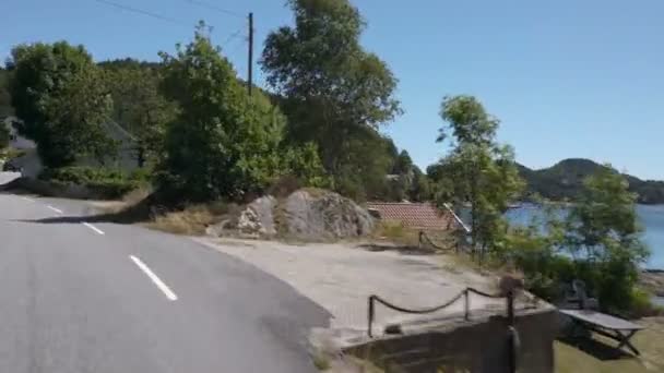 Condução de um carro em uma estrada na Noruega — Vídeo de Stock