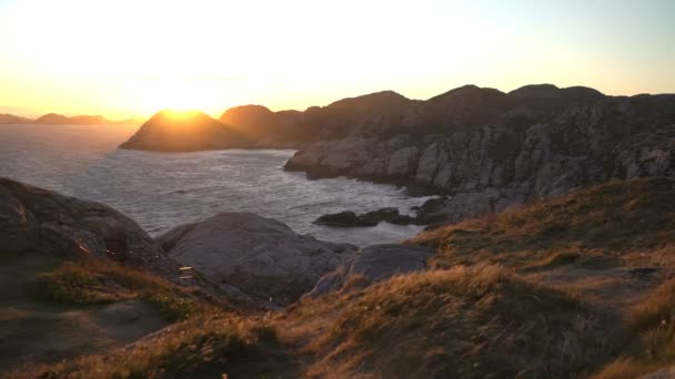 Vista incrível do pôr do sol sobre as rochas e o mar do Norte no ponto mais ao sul da Noruega — Vídeo de Stock