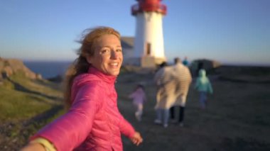 Genç kadını kocası kayalık Kuzey beach doğru yürüyüş önde gelen büyük ailenin