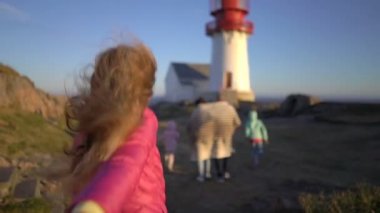 Genç kadını kocası kayalık Kuzey beach doğru yürüyüş önde gelen büyük ailenin