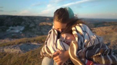 İki küçük kız günbatımı veya Kuzey sahilde kıyı kayaların üzerinde oturan şafak hayranım