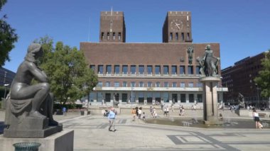 Aker Brugge Oslo'da merkezi sahildeki ünlü Belediye Binası