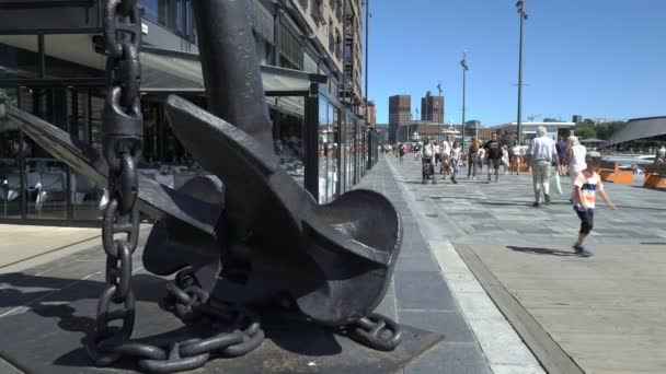 Mucha gente caminando en el paseo marítimo Aker Brygge en Oslo, Noruega . — Vídeos de Stock