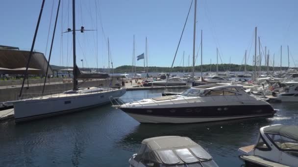 Muchos yates de lujo y pequeños barcos en el centro de Oslo en la zona de moda de Aker Brujas, Noruega . — Vídeos de Stock