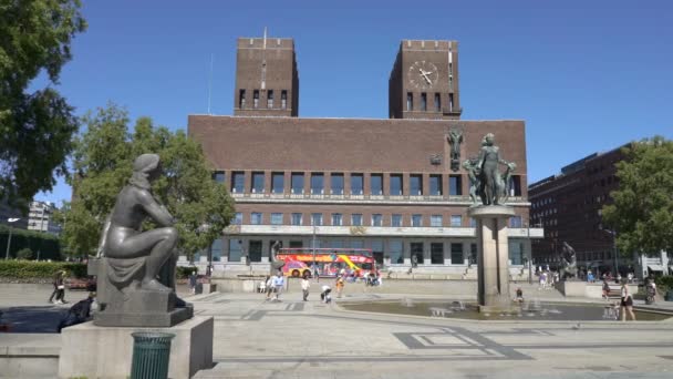Slavné městské radnice na nábřeží Aker Brugge v centru Osla — Stock video