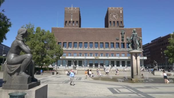 奥斯陆中心 Aker 布鲁日滨水区著名市政厅 — 图库视频影像