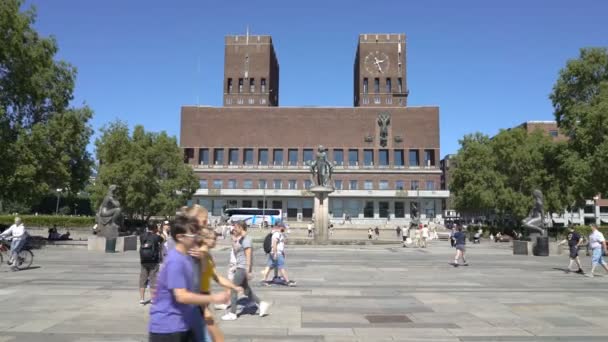 La célèbre mairie sur le front de mer d'Aker Brugge dans le centre d'Oslo — Video