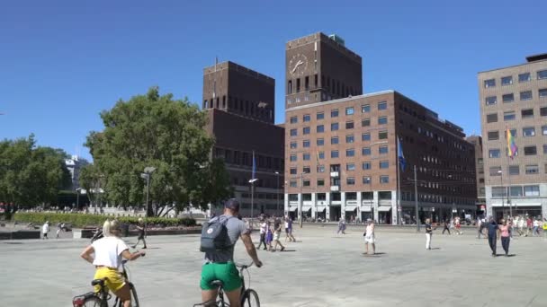 Balai kota terkenal di tepi laut Aker Brugge di pusat Oslo — Stok Video