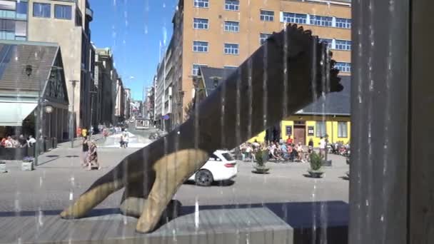 Neobvyklý památník rukavice v centru Osla. — Stock video