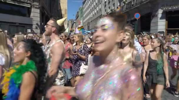 Le défilé de la fierté à Oslo en Norvège. Une foule énorme de costumes chante et danse . — Video