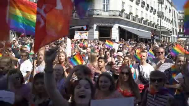 A Parada do Orgulho em Oslo Noruega. Enorme multidão traje canta e dança . — Vídeo de Stock