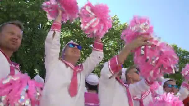 Desfile del Orgullo en Oslo Noruega. Chicos con trajes de marineros rosados bailan y cantan en una plataforma en movimiento . — Vídeos de Stock