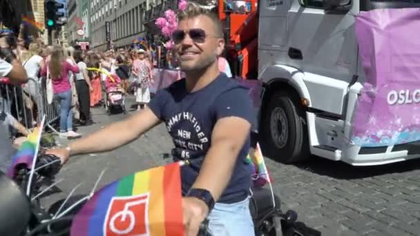 A Parada do Orgulho em Oslo Noruega — Vídeo de Stock