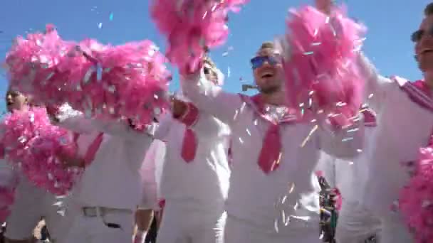 Desfile del Orgullo en Oslo Noruega. Chicos con trajes de marineros rosados bailan y cantan en una plataforma en movimiento . — Vídeos de Stock