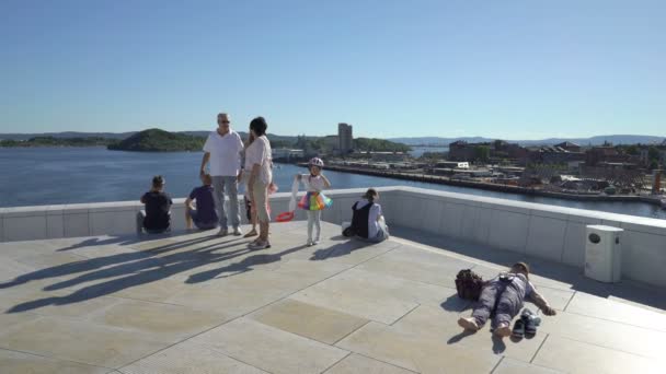 Turisté i místní se kochat pohledem Oslo na střeše nové budovy Národní opery. — Stock video