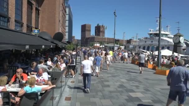 A lot of people walking on promenade Aker Brygge in Oslo, Norway. — Stock Video
