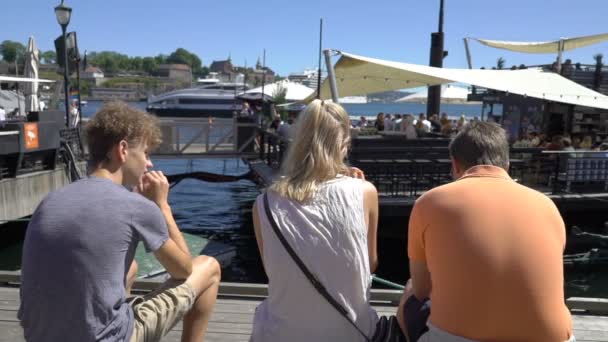 Egy csomó ember a gyalogos sétány Aker Brygge, Oslo, Norvégia. — Stock videók