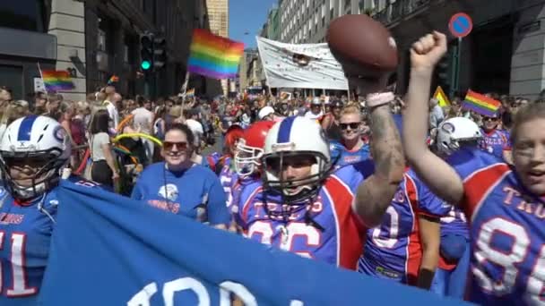 Pride Parade v norském Oslo. Dámské tým amerického fotbalu je o rovnoprávnosti března. — Stock video