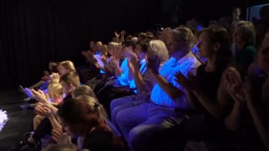 Seyirci sanatçılar alkışlıyorum