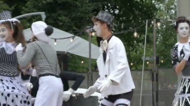 Tiyatro topluluğu bir sokak performansı pandomim gösterir