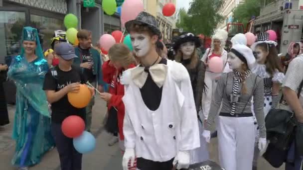 Niños y adultos disfrazados de teatro recorren las calles de la ciudad . — Vídeo de stock