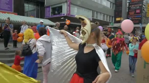 Niños y adultos disfrazados de teatro recorren las calles de la ciudad . — Vídeos de Stock