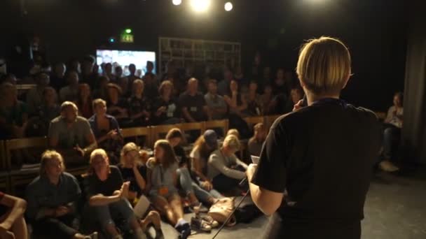 O orador fala para o público do teatro — Vídeo de Stock