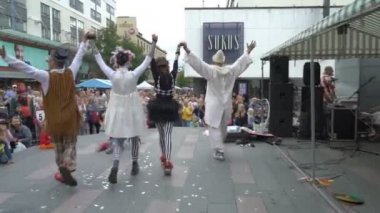 Aktörler dinleyicilere sokak gösteriden sonra yay.