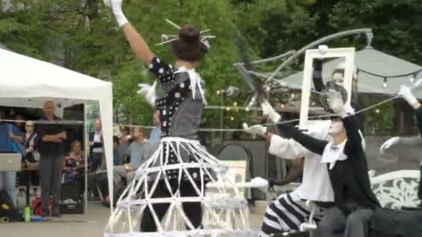 Театральная труппа показывает пантомиму уличного представления — стоковое видео