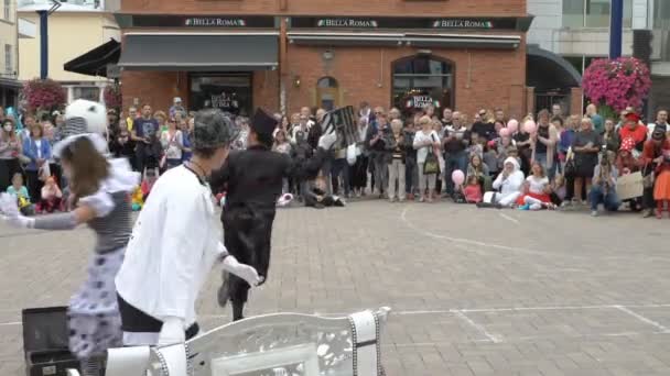 Troupe de théâtre montre un spectacle de rue pantomime — Video