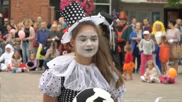 Theater zespół pokazuje pantomimy występów ulicznych — Wideo stockowe