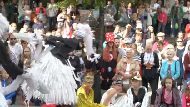 Theatrale clown straatvoorstellingen — Stockvideo